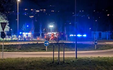 Blaulicht im Bürgerpark: Fahrzeuge der Feuerwehr Weinstadt am Mittwochabend, 18. März 2026, in der Grünen Mitte.