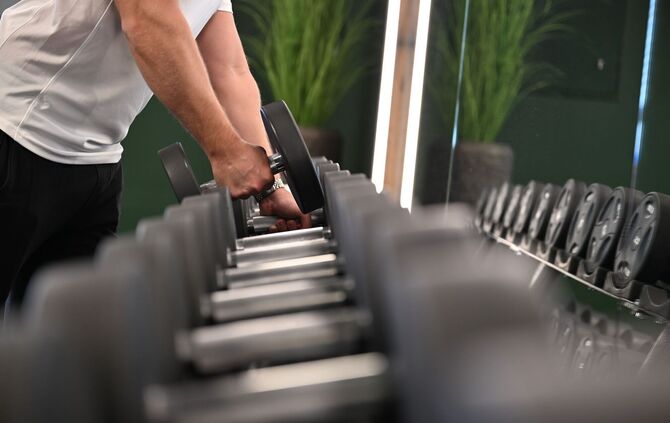 Hantelbank im Fitnessstudio