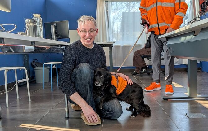Redakteur Bernd Klopfer mit Hündin Roswitha in der Pop-up-Redaktion im Limbo am Bahnhof Beutelsbach.