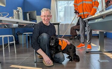 Redakteur Bernd Klopfer mit Hündin Roswitha in der Pop-up-Redaktion im Limbo am Bahnhof Beutelsbach.