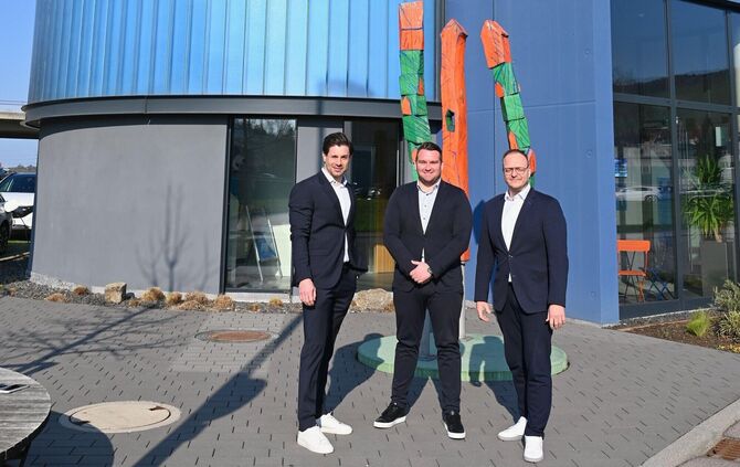 Lucas Neddermann (l.,Wohnwerke), Sven Andrä (2.v.l., Projektbau Pfleiderer) und  Björn Riker (r., Riker Wohnbau) freuen sich auf