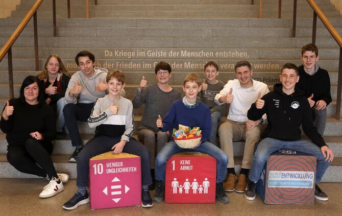 Die Beteiligten freuen sich, durch fair gehandelte Produkte Aufmerksamkeit bei der Schülerschaft zu wecken.