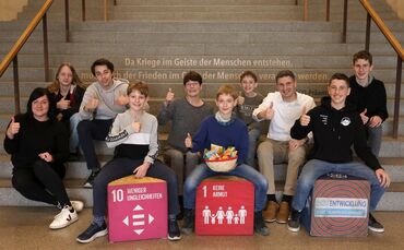 Die Beteiligten freuen sich, durch fair gehandelte Produkte Aufmerksamkeit bei der Schülerschaft zu wecken.