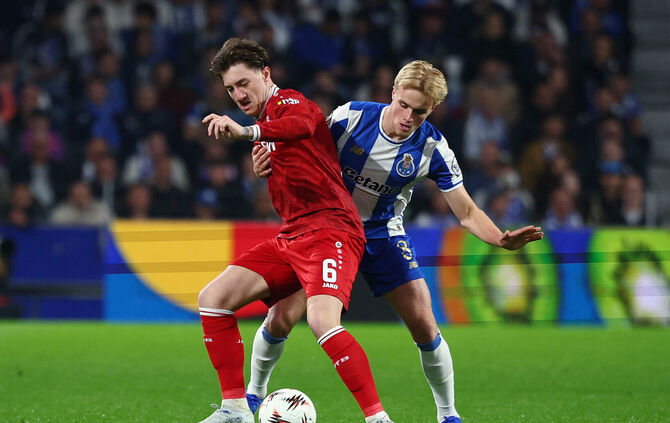 Der VfB um Angelo Stiller ist aus der Europa League ausgeschieden – Victor Forholdt (rechts) erzielte das 2:0 per Traumtor.