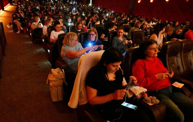 Mit Stricknadel und Wollknäuel ins Kino