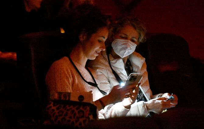 Mit Stricknadel und Wollknäuel ins Kino