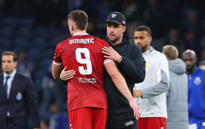 VfB-Trainer Sebastian Hoeneß und Ermedin Demirovic suchten nach dem Spiel die Gründe für das Ausscheiden in der eigenen Kaltschn