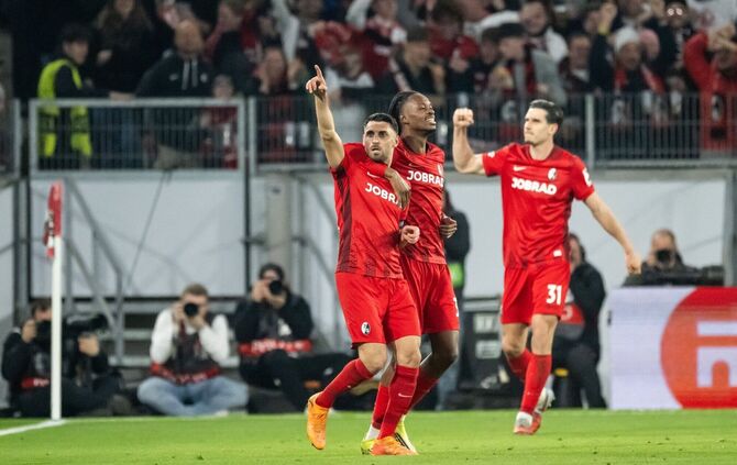 Vincenzo Grifo (M) ist nun alleiniger Freiburger Rekordtorschütze