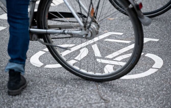 Der Mann hatte nach Polizeiangaben Schwierigkeiten, von seinem Zweirad zu steigen. (Symbolbild)