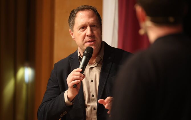 Hartmut Holzwarth (hier ein Foto aus Wahlkampfzeiten) ist in seine dritte Amtszeit gestartet.