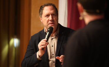 Hartmut Holzwarth (hier ein Foto aus Wahlkampfzeiten) ist in seine dritte Amtszeit gestartet.