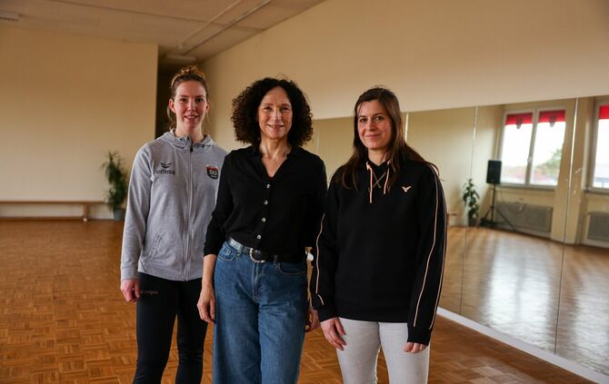 Sara Kuhrt, Silja Lang und Nadine Wahl im Kursraum.