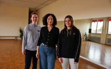 Sara Kuhrt, Silja Lang und Nadine Wahl im Kursraum.