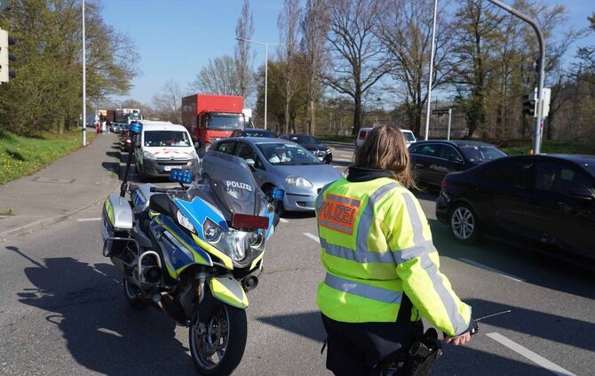 Die Polizei musste den Verkehr regeln.