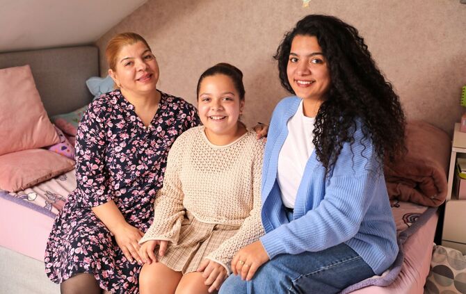 Danaya aus Korb mit Mama Ani und Schwester Alisa.