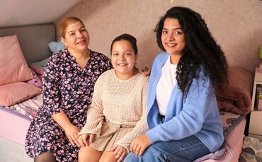 Danaya aus Korb mit Mama Ani und Schwester Alisa.