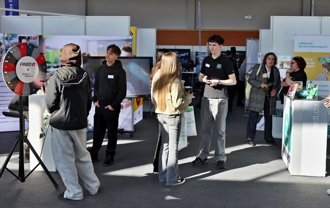 Das Glücksrad (links) war ein häufig genutztes Accessoire auf der Fokus Beruf: Etwas spielerische Leichtigkeit gehört zur Ausbil