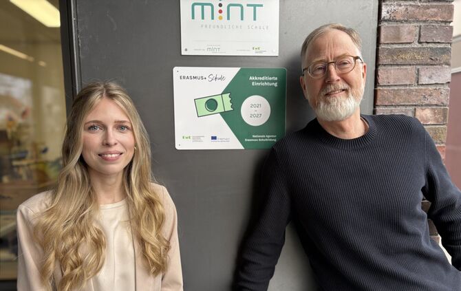 Jasmin Oltmanns und Schulleiter Marcus Vornhusen.