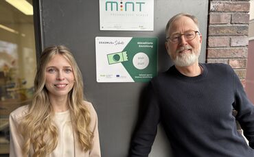 Jasmin Oltmanns und Schulleiter Marcus Vornhusen.