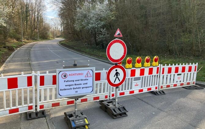 Sperre auf der Klinglestalstraße in Waiblingen-Neustadt.