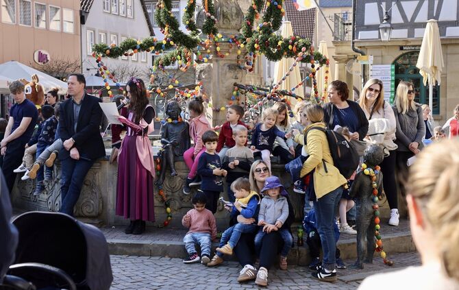 Viele große und kleine Winnender, darunter das "Mädle" Lisa Keidel und Oberbürgermeister Hartmut Holzwarth, begrüßen am festlich