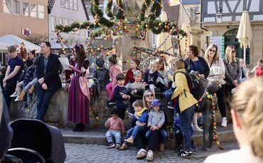 Viele große und kleine Winnender, darunter das "Mädle" Lisa Keidel und Oberbürgermeister Hartmut Holzwarth, begrüßen am festlich