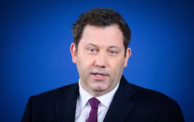 Pendlerpauschale rauf? Lars Klingbeil will dafür Geld bei den Ölkonzernen abschöpfen.