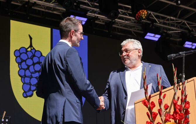 Im Juli 2025 hat Albrecht Ulrich (rechts), ehrenamtlicher erster Stellvertreter des Korber Bürgermeisters, Markus Motschenbacher