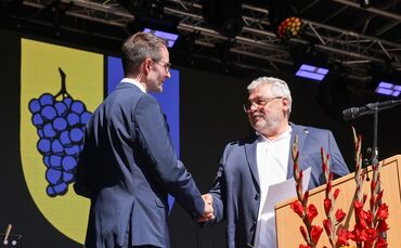 Im Juli 2025 hat Albrecht Ulrich (rechts), ehrenamtlicher erster Stellvertreter des Korber Bürgermeisters, Markus Motschenbacher