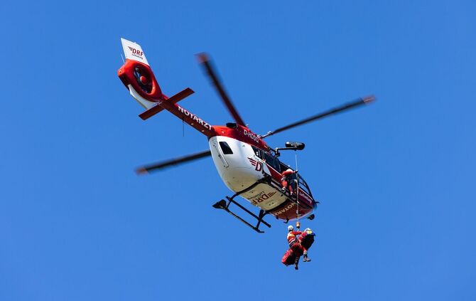 Der abgestürzte Wanderer wurde mit einer Seilwinde gerettet.(Symbolbild)