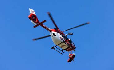 Der abgestürzte Wanderer wurde mit einer Seilwinde gerettet.(Symbolbild)