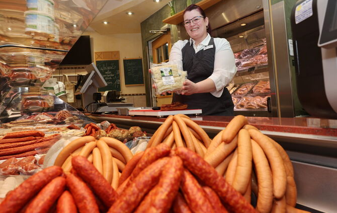 Jennifer Renz hinter der Theke der Metzgerei Kurz in Schorndorf: Sie liebt unter anderem die auseigenen Maultaschen.