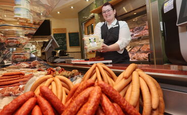 Jennifer Renz hinter der Theke der Metzgerei Kurz in Schorndorf: Sie liebt unter anderem die auseigenen Maultaschen.