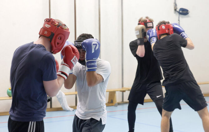 Boxtraining in Waiblingen: Es darf nicht um "Kaputtschlagen" gehen, sagt Trainer Oliver Dentz.