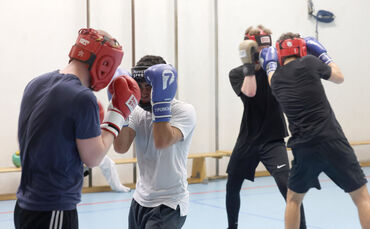 Boxtraining in Waiblingen: Es darf nicht um "Kaputtschlagen" gehen, sagt Trainer Oliver Dentz.