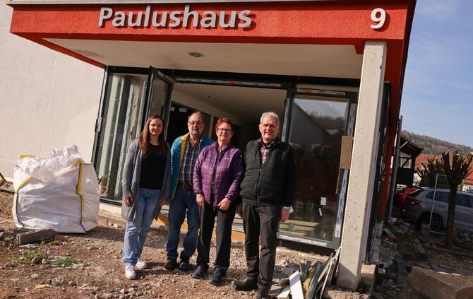 Vor dem Paulushaus als Baustelle: Sarah Schwarz (von links nach rechts), Lothar Hirtreiter, Christina Grolig-Schaal und Christop