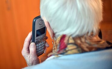 Seniorin mit Telefon