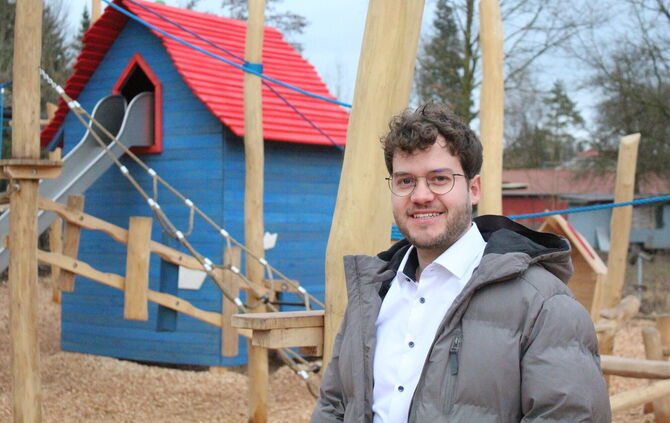 Roman Krieger vor dem neuen Spielplatz in der Schlechtbacher Ortsmitte.
