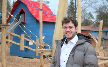 Roman Krieger vor dem neuen Spielplatz in der Schlechtbacher Ortsmitte.
