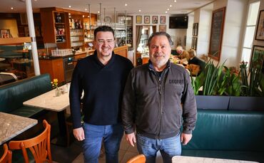 Jürgen Olma (rechts), einer der Geschäftsführer des "Café Tagblatt", zusammen mit Betriebsleiter Besim Nreca.