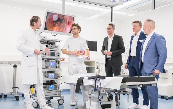 Dr. Christoph Ulmer, Ärztlicher Direktor der Rems-Murr-Klinik Schorndorf (links) und Dr. Jens Haßfeld, Leitender Arzt Gynäkologi