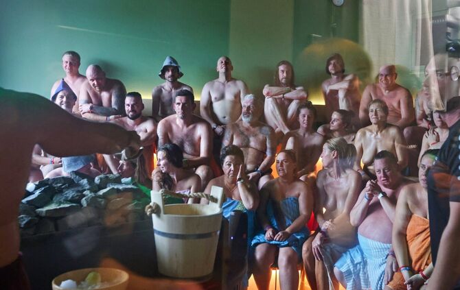 Andrang beim Aufguss während der Weltrekord-Challenge im September 2025 im Wunnebad Winnenden - Events tragen zur Beliebtheit de