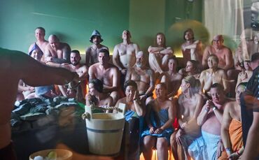 Andrang beim Aufguss während der Weltrekord-Challenge im September 2025 im Wunnebad Winnenden - Events tragen zur Beliebtheit de