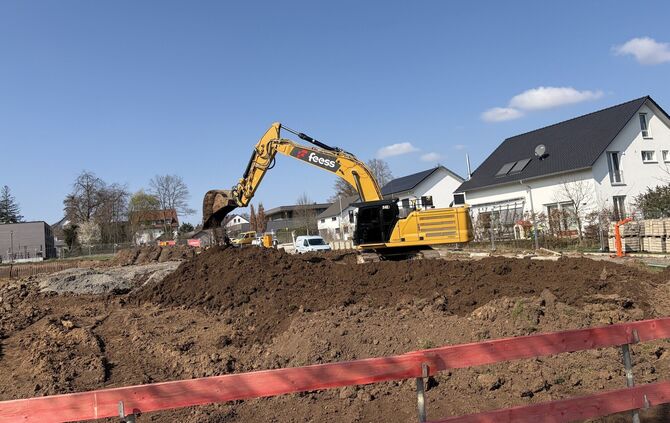 Zurzeit wird zwischen Rossmann und Neubaugebiet Tulpenstraße die große Baugrube ausgehoben - die Gebäude bekommen eine Tiefgarag