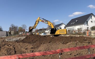 Zurzeit wird zwischen Rossmann und Neubaugebiet Tulpenstraße die große Baugrube ausgehoben - die Gebäude bekommen eine Tiefgarag
