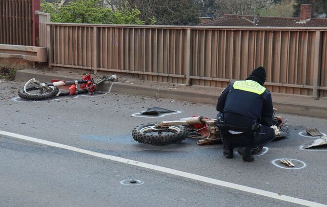 Motorradfahrer stürzt bei Unfall von Eisenbahnbrücke