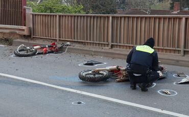 Motorradfahrer stürzt bei Unfall von Eisenbahnbrücke