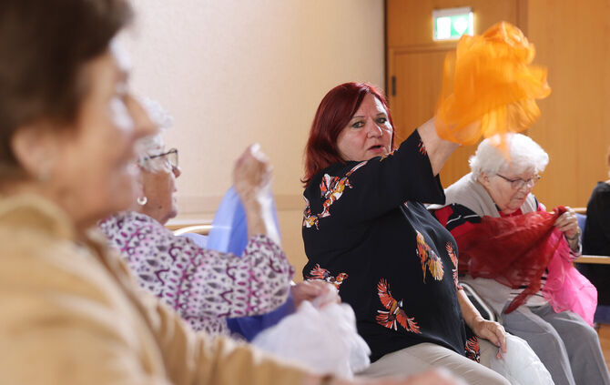 Renate Knaus-Wiedmann bittet immer dienstags zum Sitztanz im Seniorenheim.