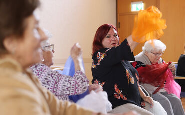 Renate Knaus-Wiedmann bittet immer dienstags zum Sitztanz im Seniorenheim.