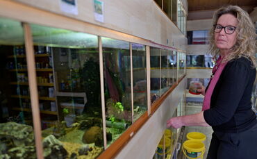 Karina Löchelt im Gespräch über Wohl und Wehe des Fachhandels für Haustiere mitten in Welzheim.